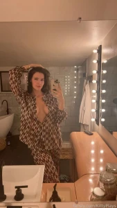 KittyPlays Sexy Cleavage Mirror Selfies Fansly Set Leaked 3801