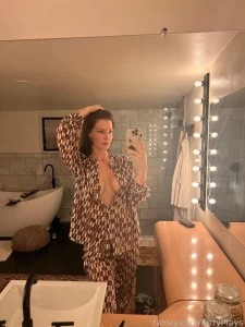 KittyPlays Sexy Cleavage Mirror Selfies Fansly Set Leaked 3803