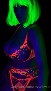 Tessa Fowler Nude Neon Body Paint OnlyFans Video Leaked 34464