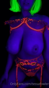 Tessa Fowler Nude Neon Body Paint OnlyFans Video Leaked 34465