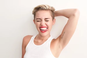 Miley Cyrus See-Through Panties BTS Set Leaked 59060
