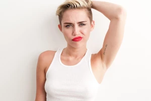 Miley Cyrus See-Through Panties BTS Set Leaked 59061