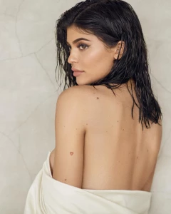 Kylie Jenner Nude Swimsuit Photoshoot Leaked