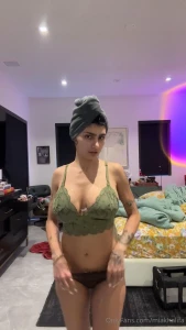 Mia Khalifa Nude Dressing OnlyFans Video Leaked 130415